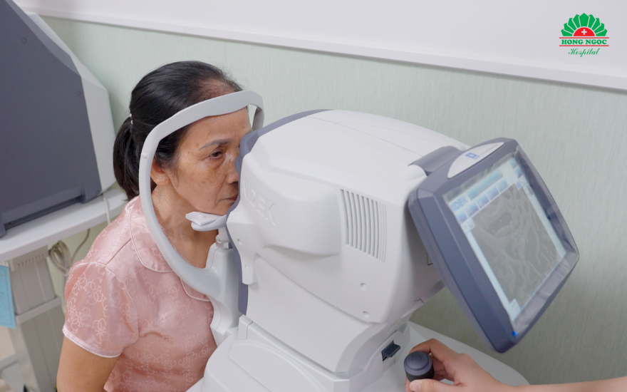 Bác T. đã phát hiện bị đục thủy tinh thể từ 5 năm trước