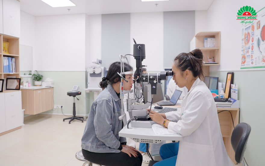 Chị H.T.B không có bệnh sử về mắt và không có yếu tố nguy cơ rõ ràng