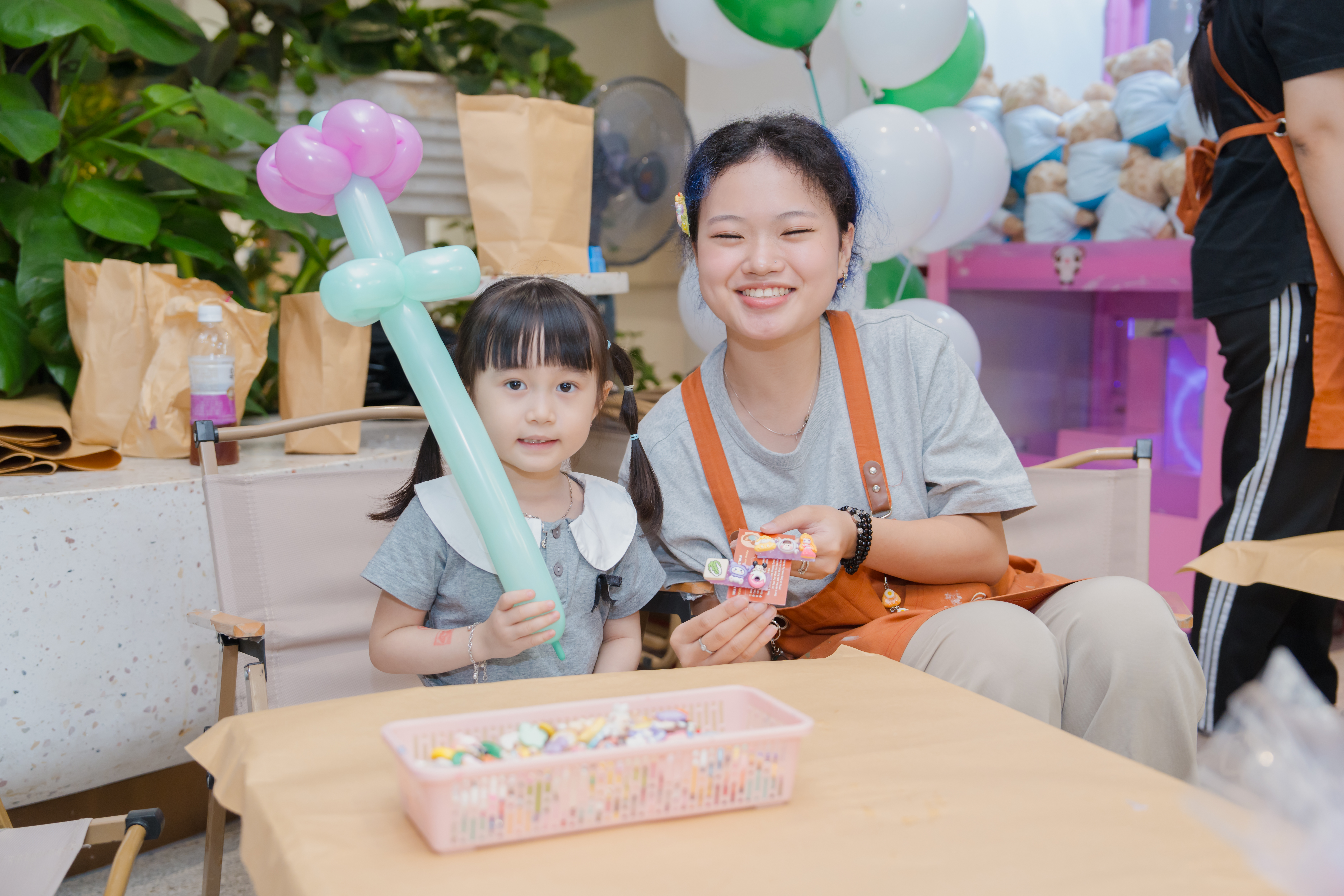 Bé trang trí kẹp tóc từ keo kem và charm