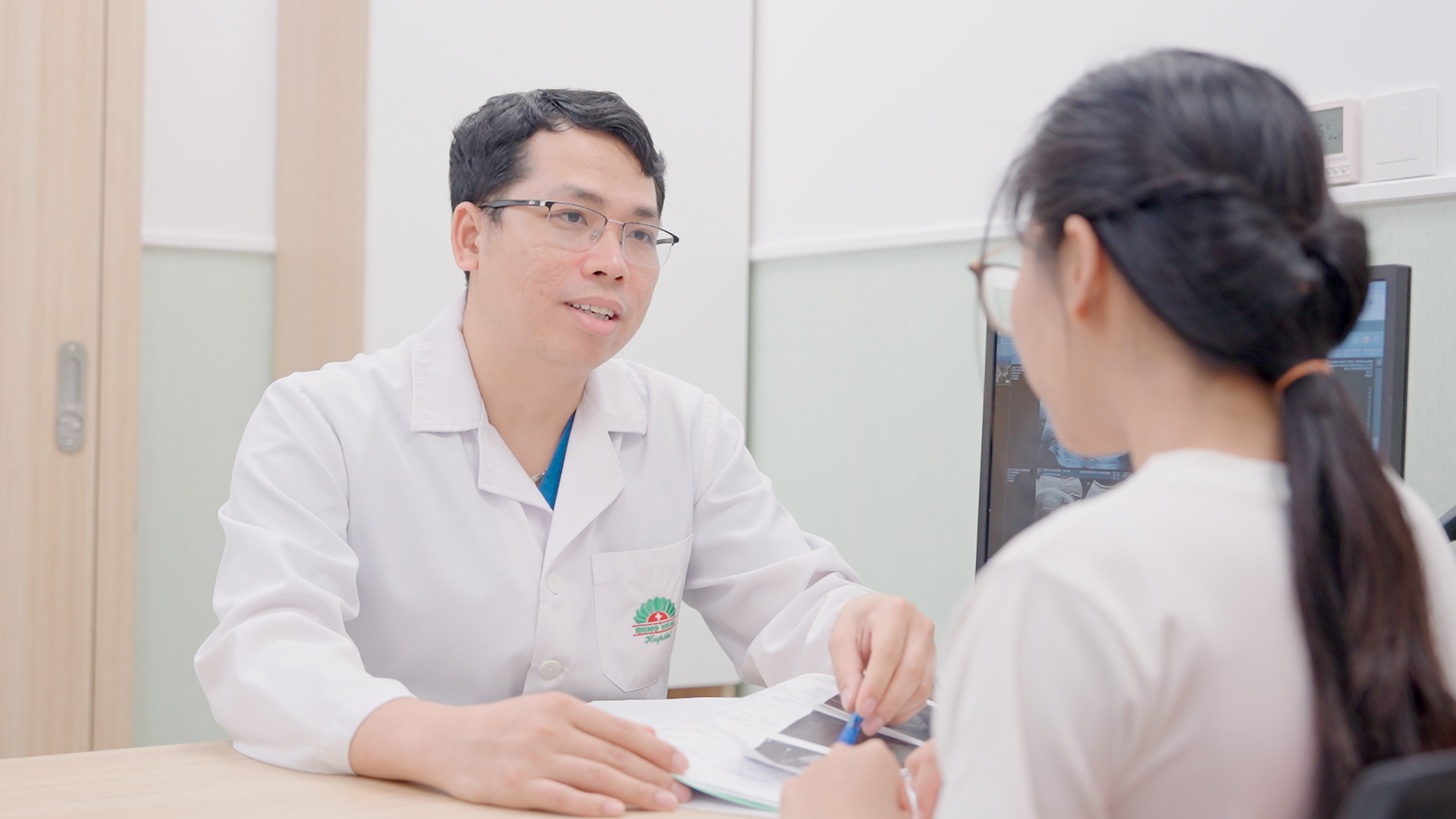 Ảnh BS Khám Cho Mẹ