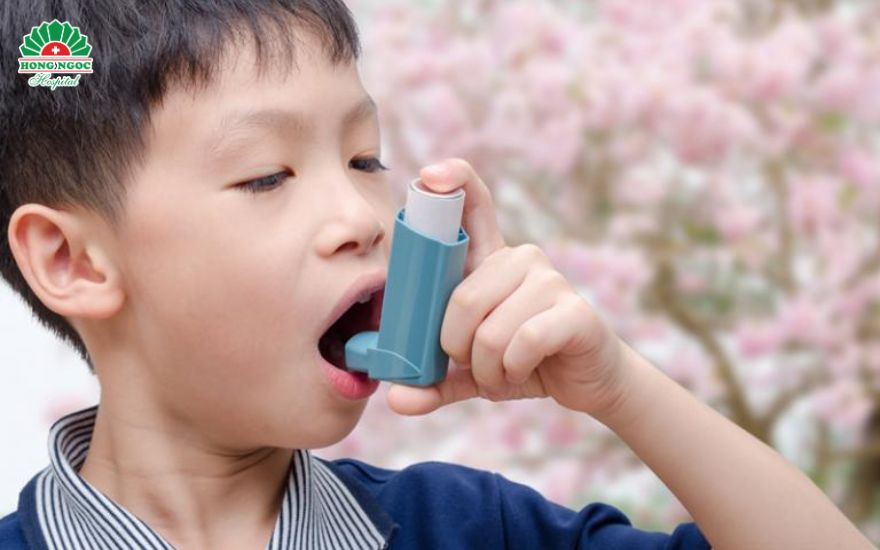 Rapid management of an acute asthma attack involves administering quick-relief bronchodilator medication to the child.