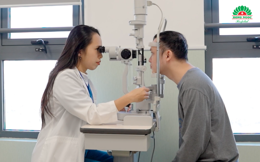 TS.BS Đinh Hoàng Anh trực tiếp thăm khám và chỉ định xét nghiệm chuyên sâu