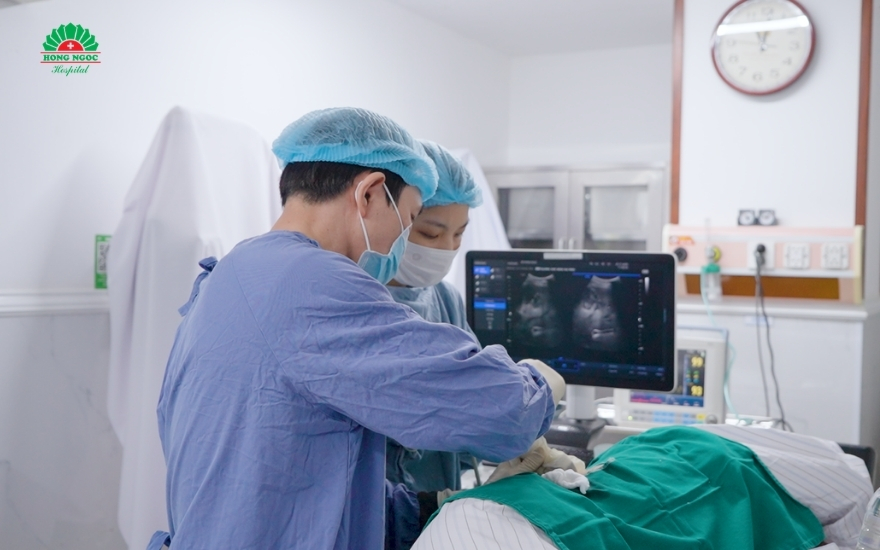 nguoi-dan-ong-nguy-kich-vi-o-ap-xe-gan-lon-chiem-gan-tron-gan-phai