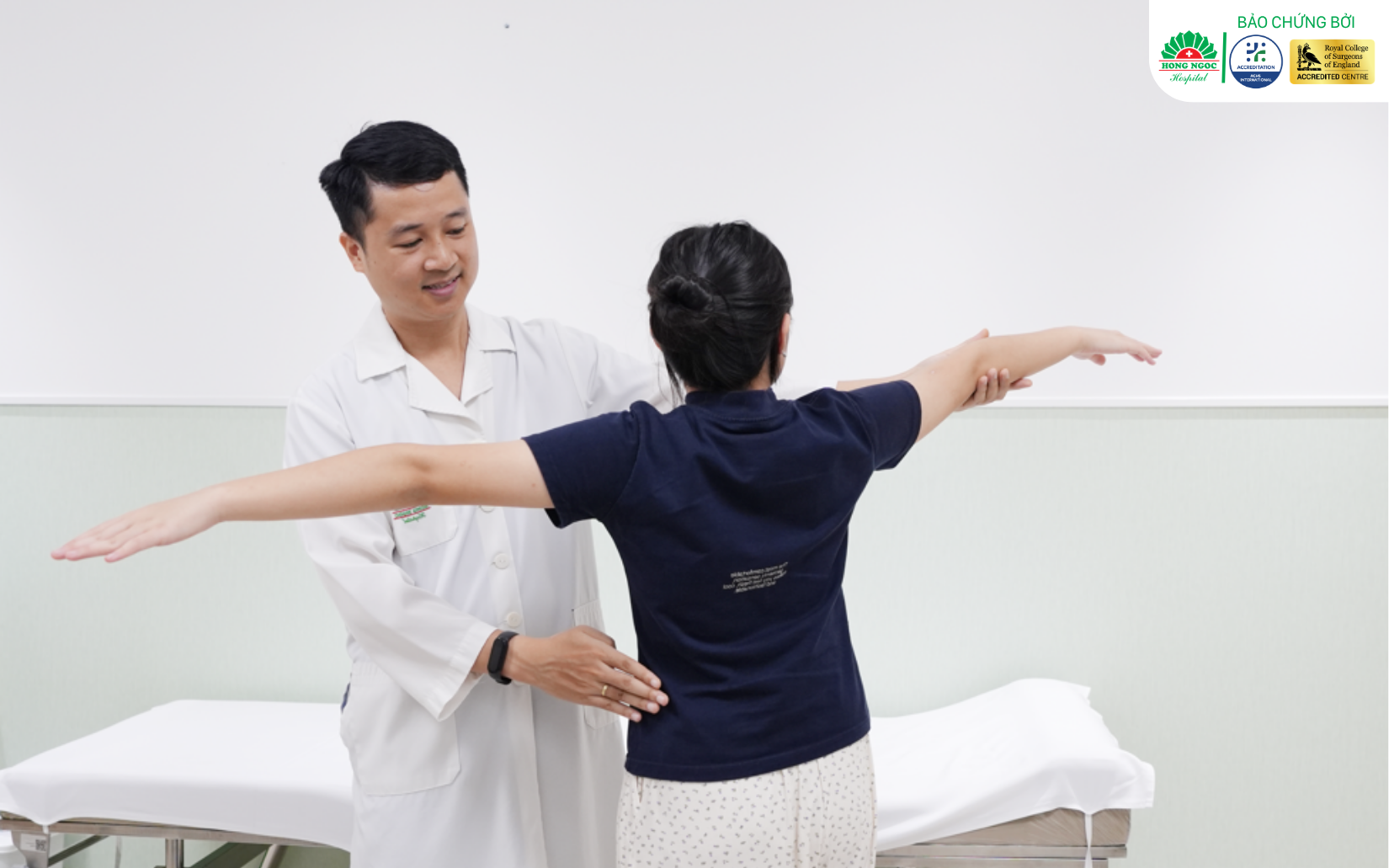 Bác sĩ hướng dẫn tập cải thiện cong vẹo cột sống