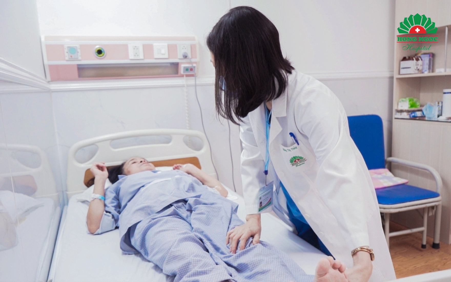 Bệnh nhân P.T. Hồng đang được bác sĩ thăm khám