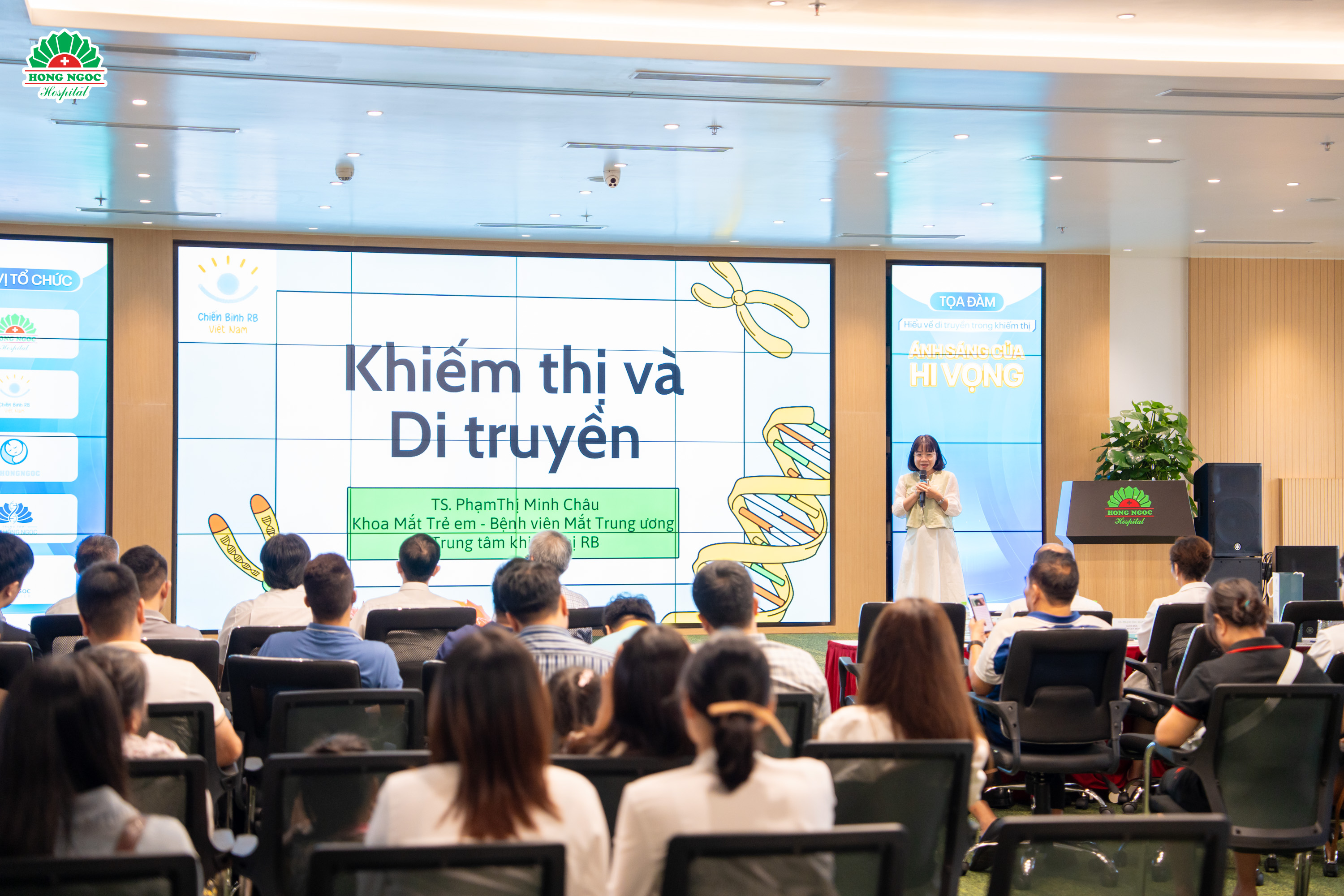 TS.BS. Phạm Thị Minh Châu trình bày nội dung tham luận tại tọa đàm