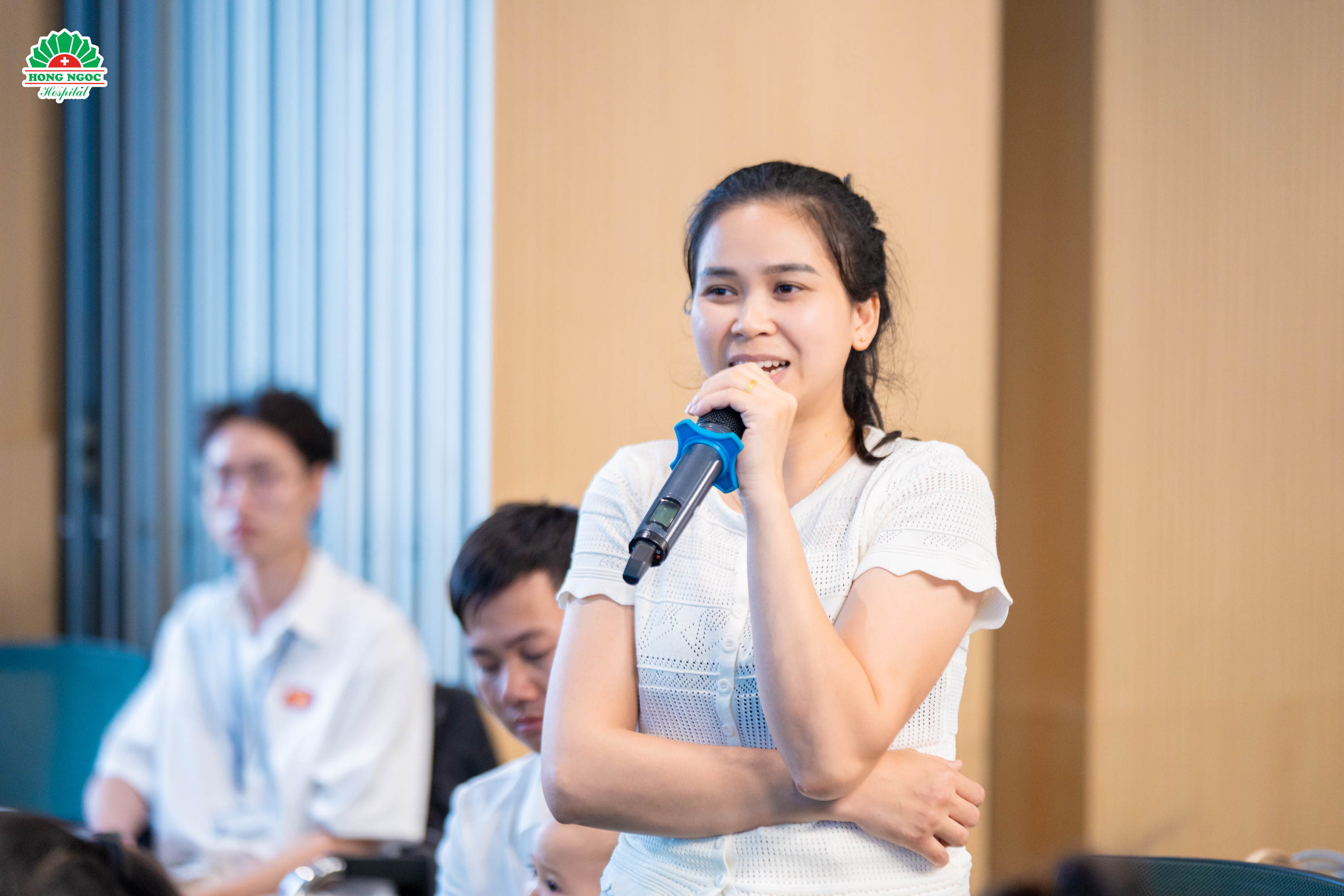 Chị Tiến - mẹ bé Anh Đức gửi lời cảm ơn đến các bác sĩ tại tọa đàm