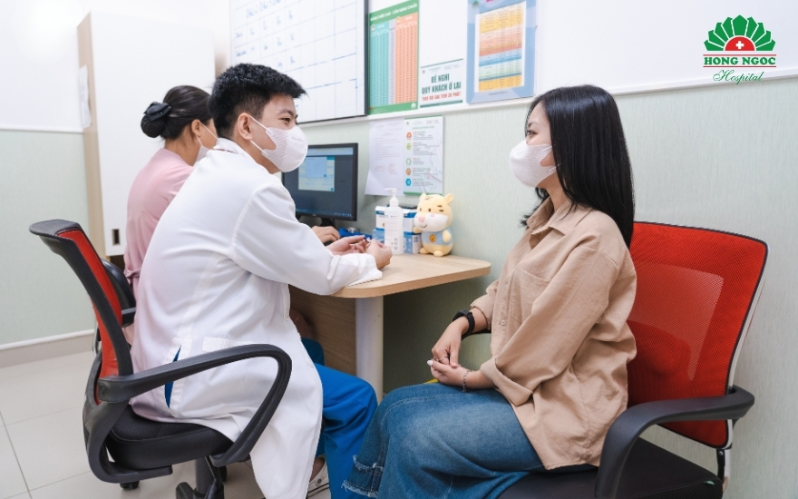 Specialists directly conduct medical examinations and prescribe the appropriate vaccination regimen.