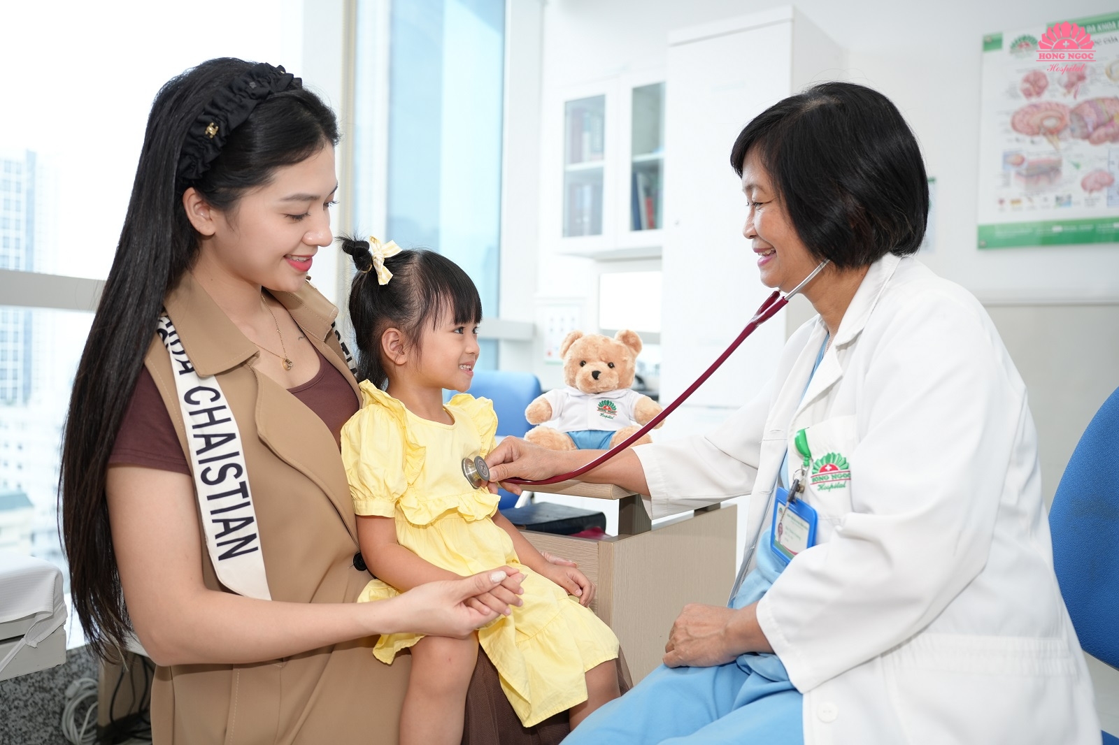 Bác sĩ hơn 20 năm kinh nghiệm trực tiếp thăm khám kỹ lưỡng và điều trị cho bé
