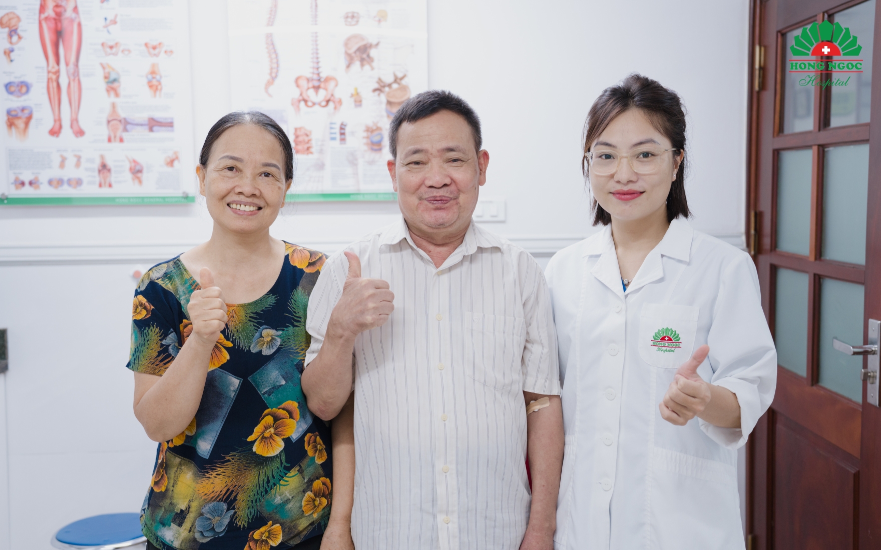 Bệnh nhân cùng người thân gửi lời cảm ơn bác sĩ và BVĐK Hồng Ngọc