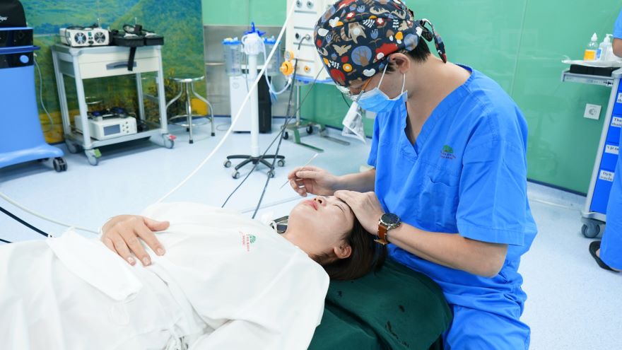 phẫu thuật cắt mí mắt