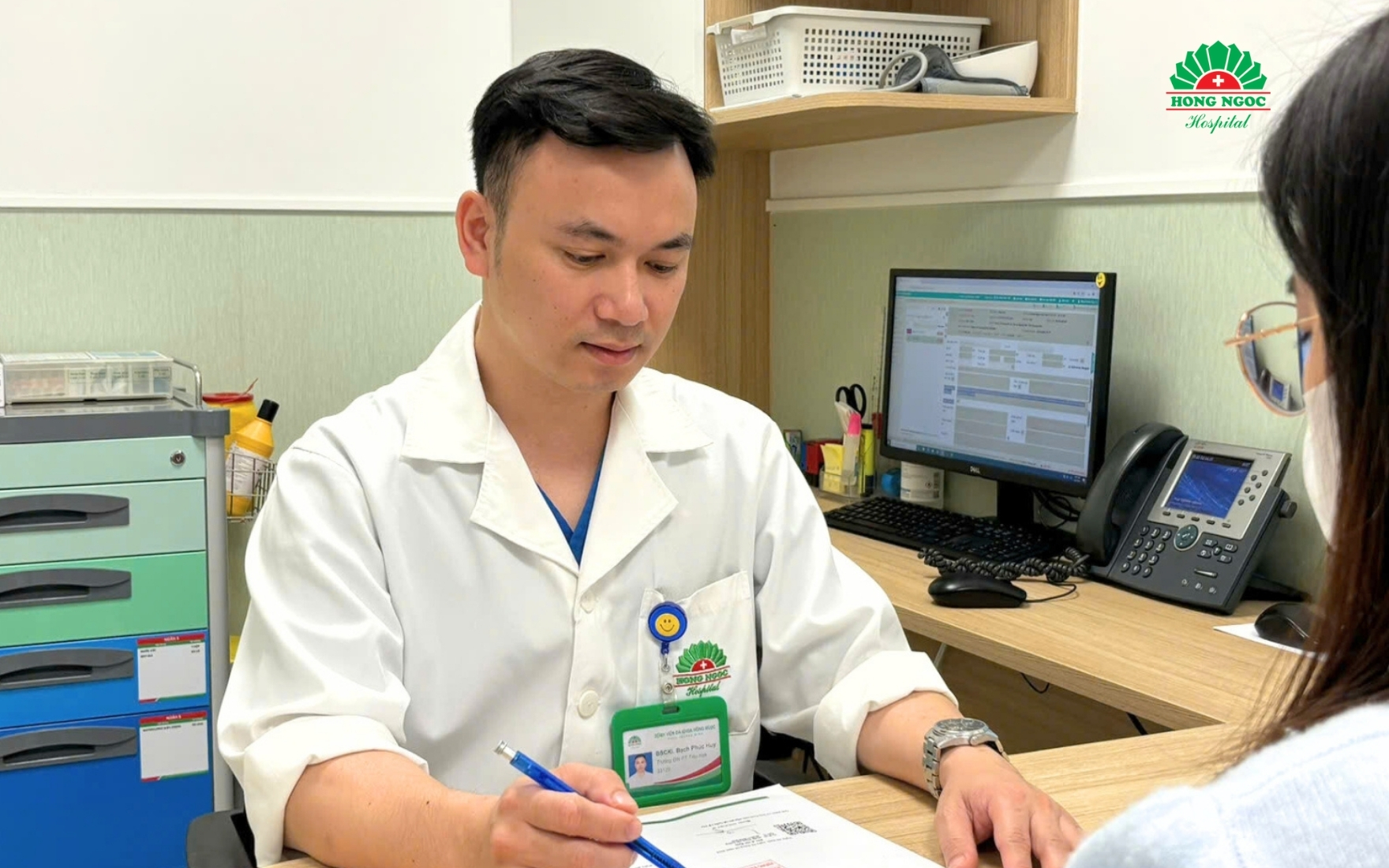Dr. Bach Phuc Huy, Specialist Level I, examining and consulting with a patient.