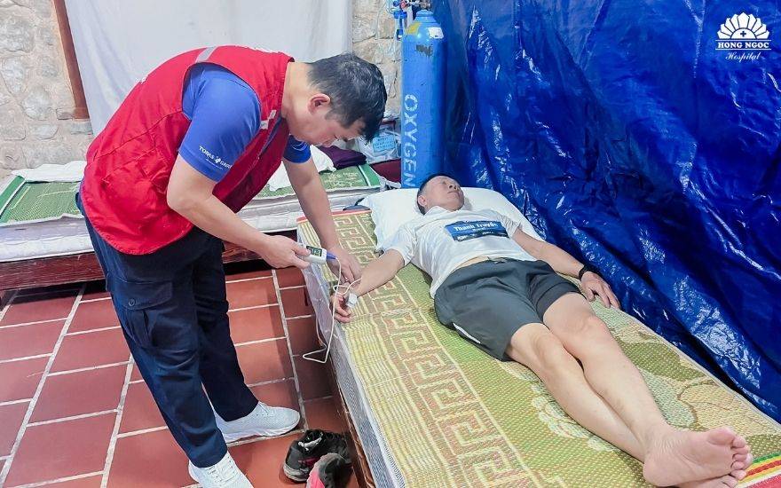 The medical team of Hong Ngoc General Hospital provides on-site injury treatment for runners.