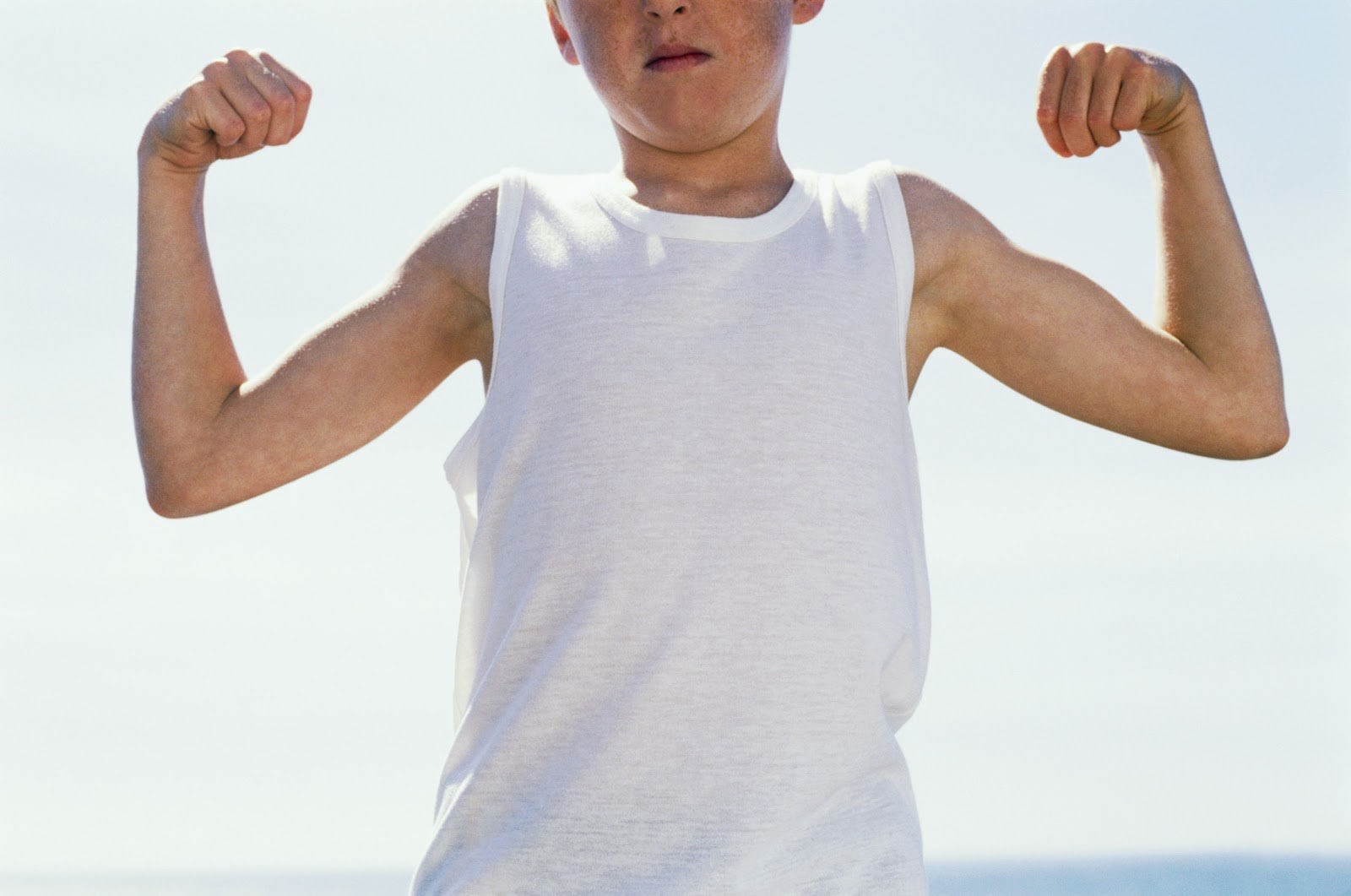 Dậy thì sớm ở bé trai được xác định khi trẻ xuất hiện dấu hiệu dậy thì trước 9 tuổi