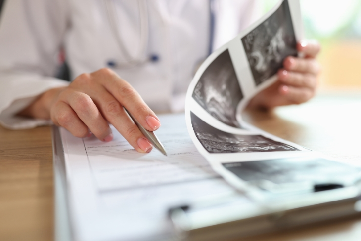 Khi có các dấu hiệu mắc bệnh lý phụ khoa chị em nên thăm khám chuyên khoa để phát hiện bệnh sớm và điều trị kịp thời 