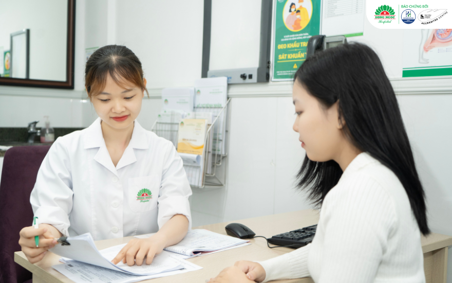 Khai thác thông tin bệnh sử là bước đầu tiên trong quá trình thăm khám phụ khoa giúp bác sĩ đưa ra đánh giá tổng quan ban đầu 