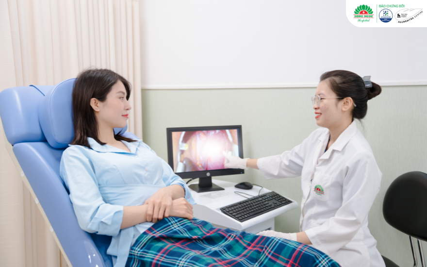 Khám bên trong âm đạo giúp bác sĩ quan sát rõ thành âm đạo và cổ tử cung để đưa ra kết luận bệnh chính xác hơn 