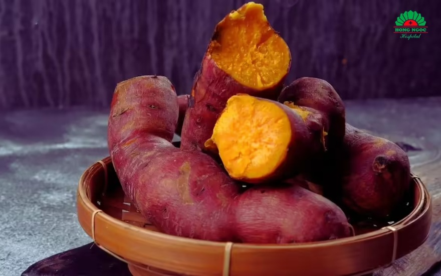 Khoai lang chứa nhiều vitamin A cao sẽ giúp niêm mạc, mô âm đạo khỏe mạnh và ngăn ngừa nhiễm trùng để hỗ trợ điều trị viêm âm đạo hiệu quả
