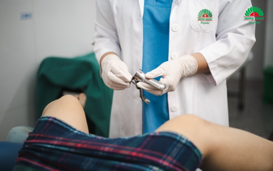 Khám phụ khoa bằng dụng cụ chuyên dụng (mỏ vịt) thường không gây nhiều đau đớn như chị em lo lắng