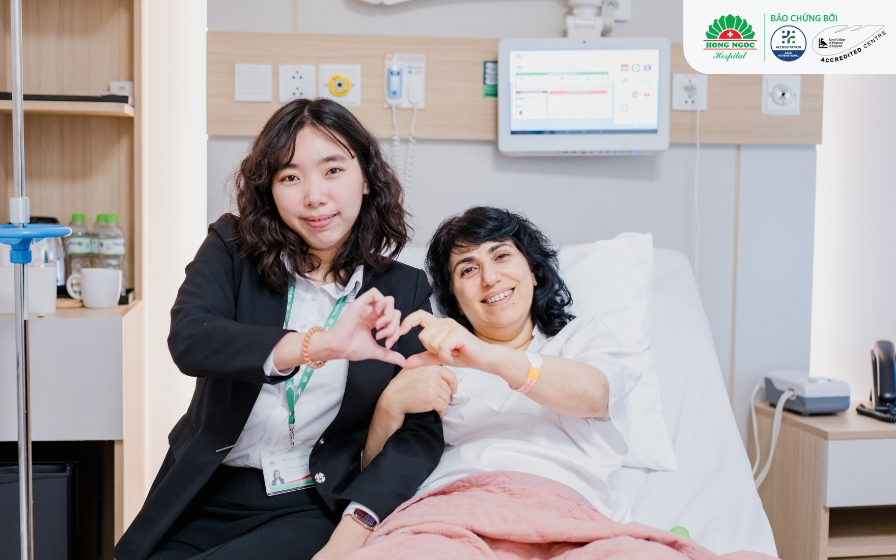 An interpreter with an Israeli patient at Hong Ngoc General Hospital