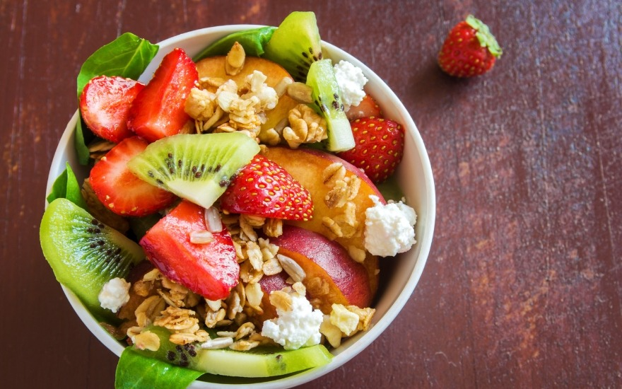 Salad trái cây và hạt giàu chất xơ và vitamin