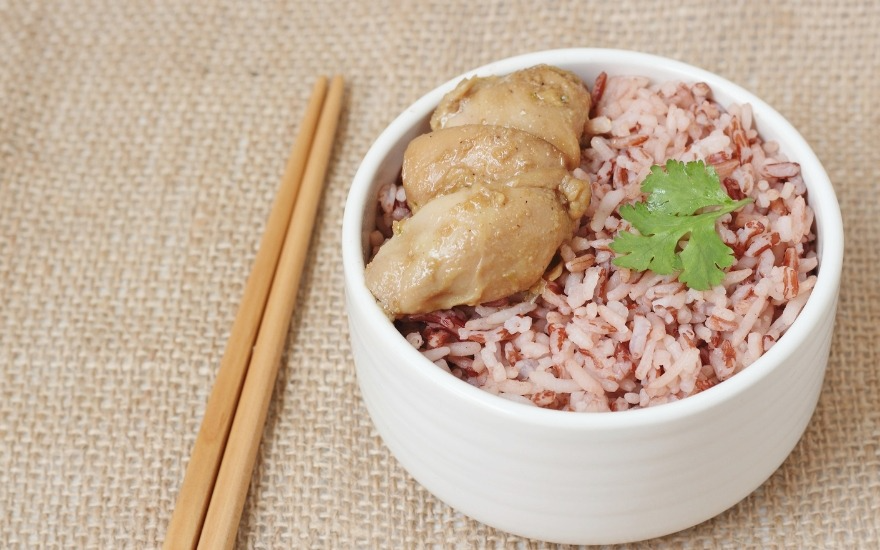 Gạo lứt ăn cùng ức gà và rau luộc