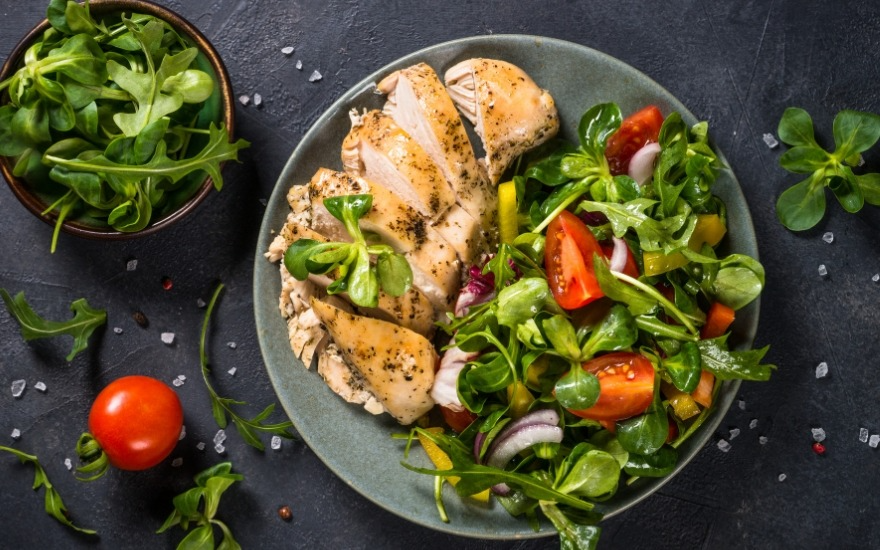 Salad rau xanh với ức gà giàu chất xơ và vitamin