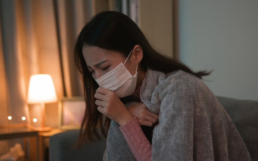 Người ho về đêm có thể dùng mật ong để làm dịu cổ họng