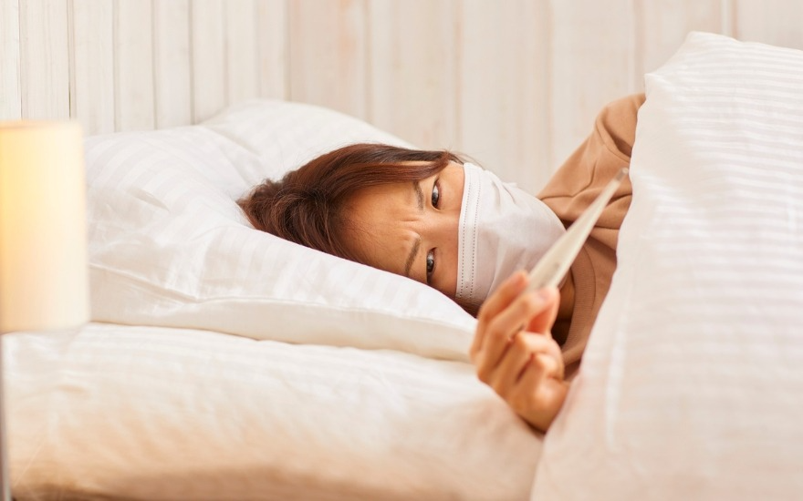 Người bệnh nên đi khám khi ho kèm sốt cao kéo dài thay vì chỉ uống mật ong