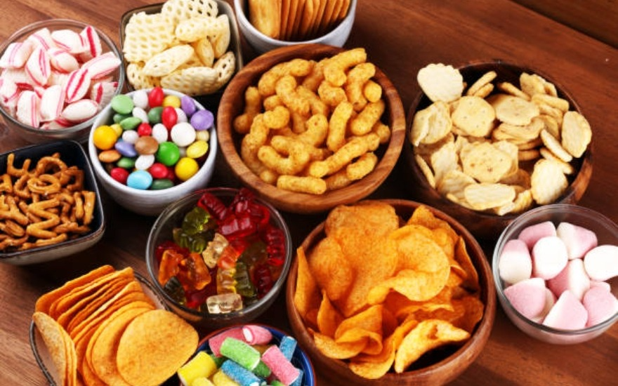Người bị u tuyến giáp cũng cần tránh ăn quá nhiều đồ ngọt, trà sữa và bánh kẹo