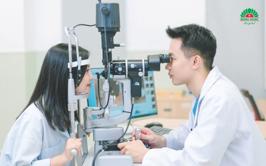 Điều trị nội khoa được áp dụng trong giai đoạn bệnh đang hoạt động (viêm), khi mô hốc mắt còn phù nề và có khả năng hồi phục