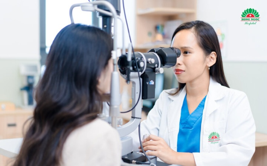 Khi nghi ngờ triệu chứng bị lồi mắt do tuyến giáp bạn nên khám chuyên khoa mắt