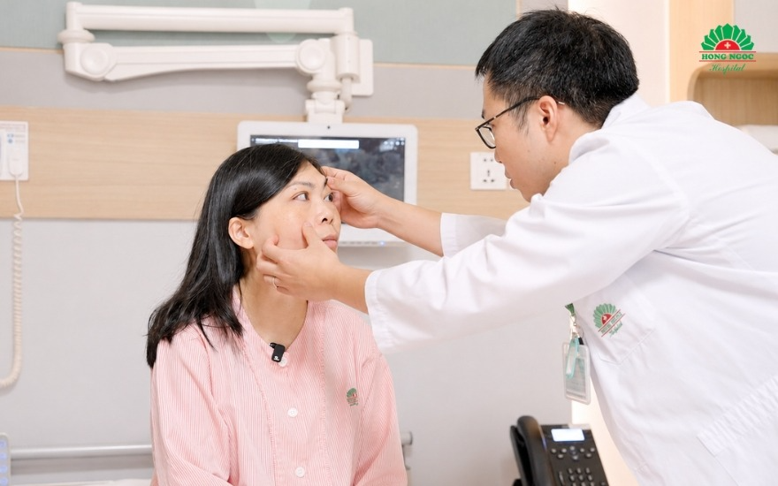 Bệnh nhân sẽ được các bác sĩ thăm khám phối hợp khoa Nội tiết - Nhãn khoa