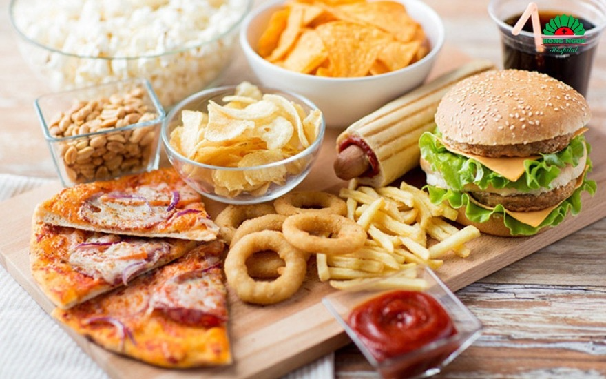 Người bệnh cần tránh đồ ăn nhiều dầu mỡ, cay nóng để nhanh chóng đẩy lùi viêm phụ khoa 