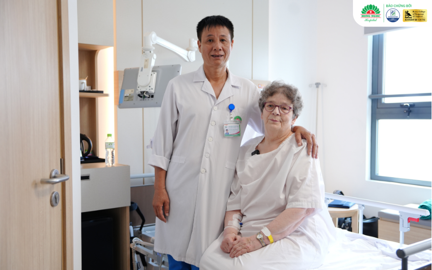 硕士、医生张春光 (Truong Xuan Quang) 与一名股骨骨折的德国患者