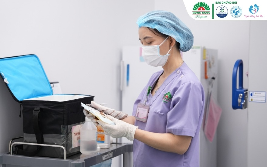 Chị điều dưỡng nâng niu từng gói sữa vừa được nhận về