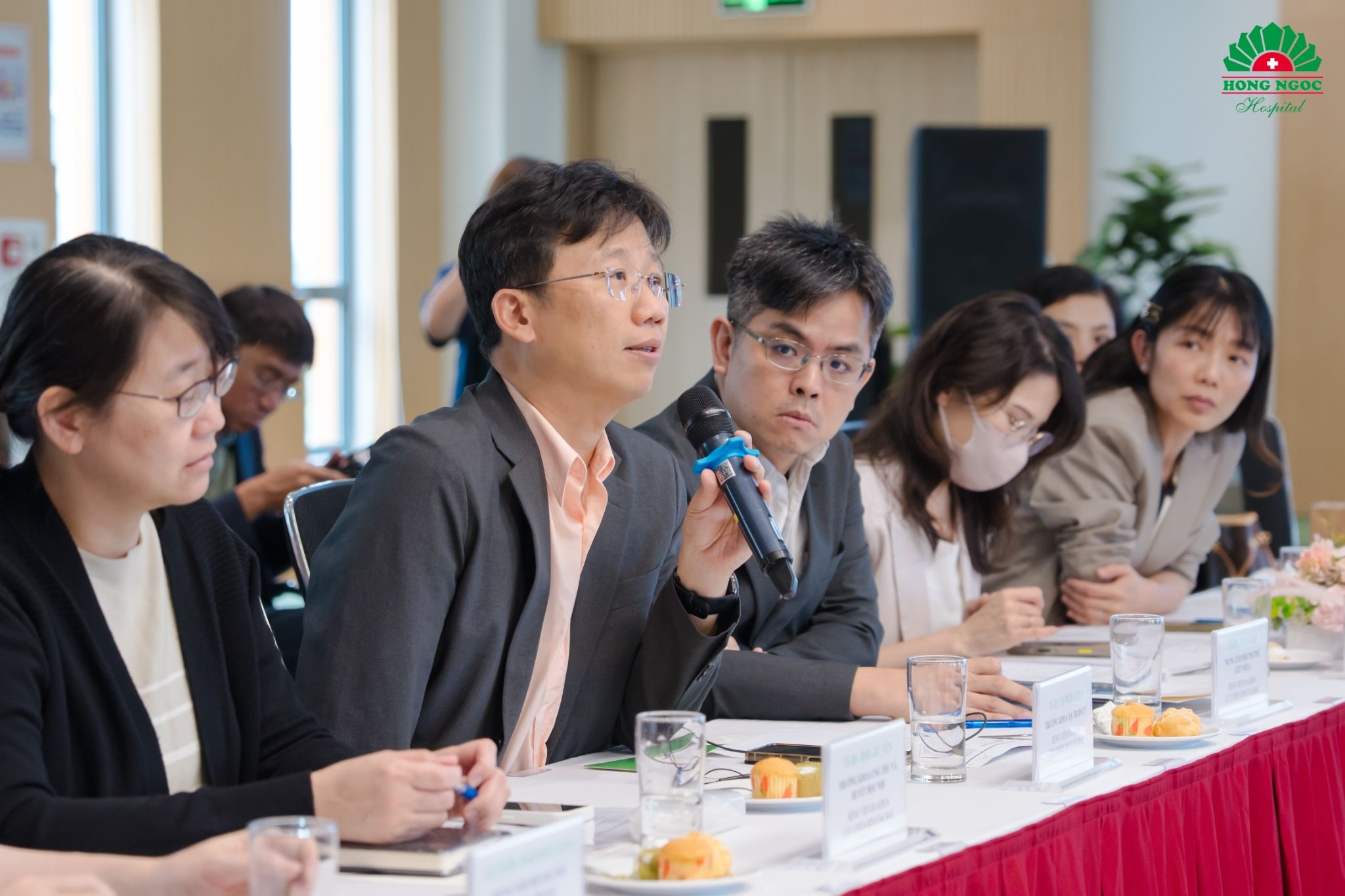 Experts from the two hospitals exchange professional insights at the symposium.