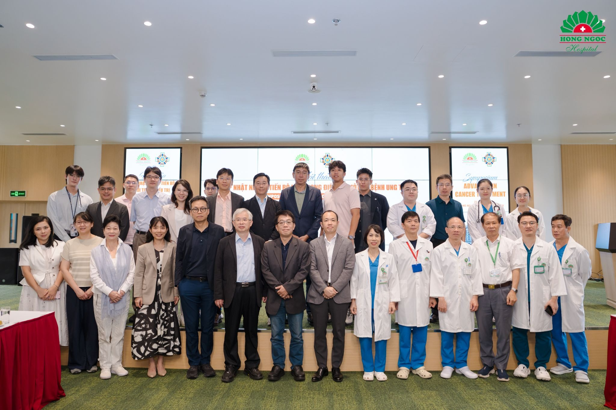 Leaders, experts and doctors from the two hospitals pose for a commemorative photo.
