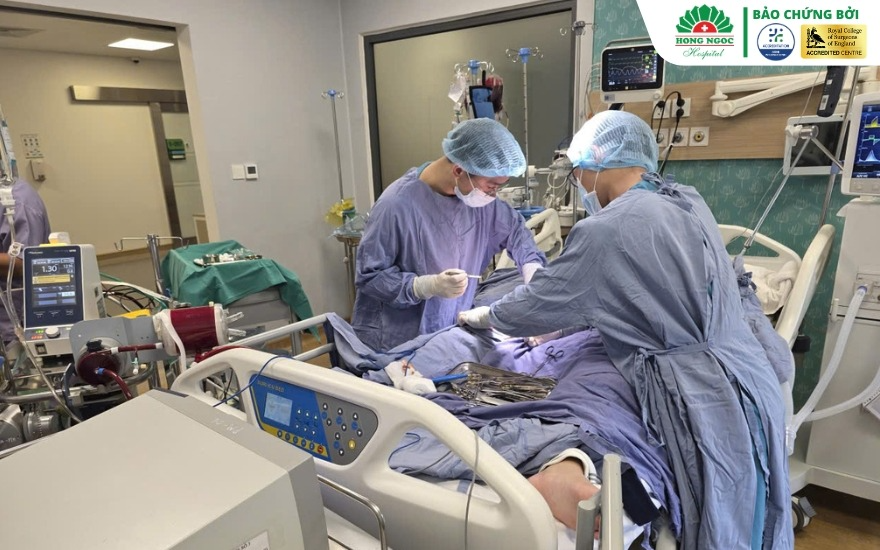  Bác sĩ BVĐK Hồng Ngọc cấp cứu bệnh nhân gặp tai nạn lao động