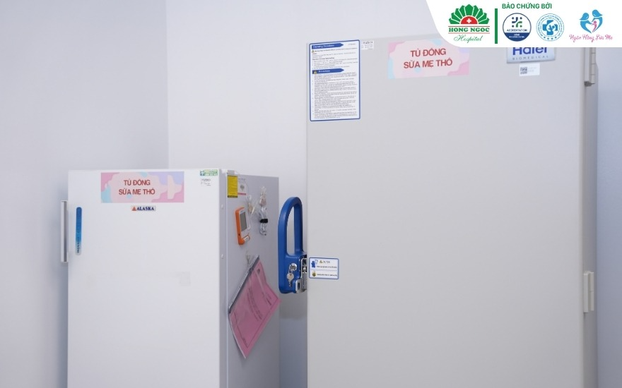 Sữa mẹ thô được bảo quản trong tủ chuyên dụng trước khi được sàng lọc và thanh trùng
