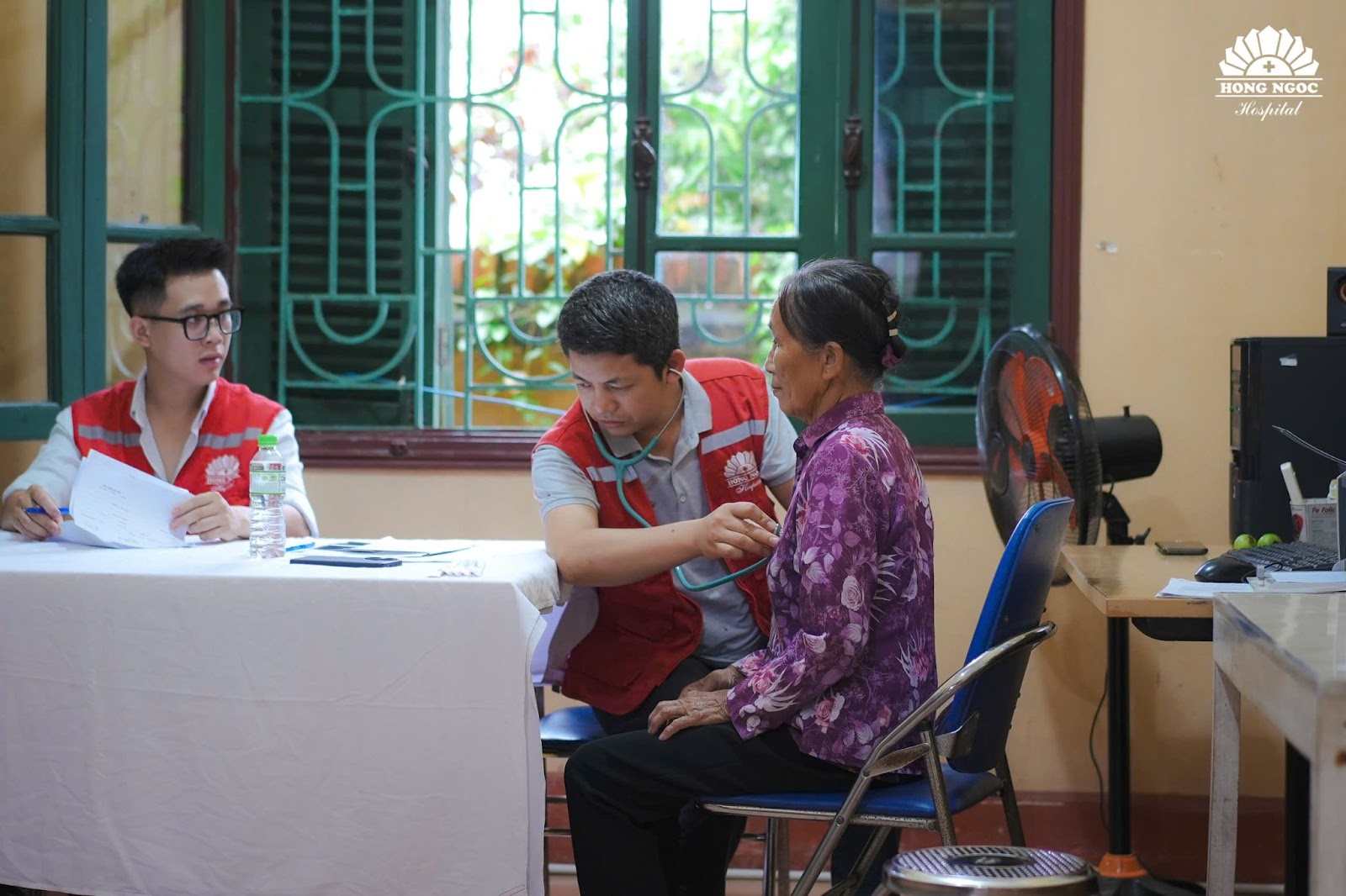 Doctors from Hong Ngoc General Hospital providing medical examinations for local residents.