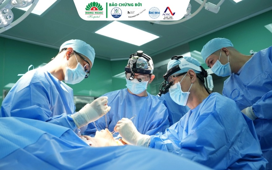 Các bác sĩ Bệnh viện Đa khoa Hồng Ngọc thực hiện phẫu thuật.&nbsp; 