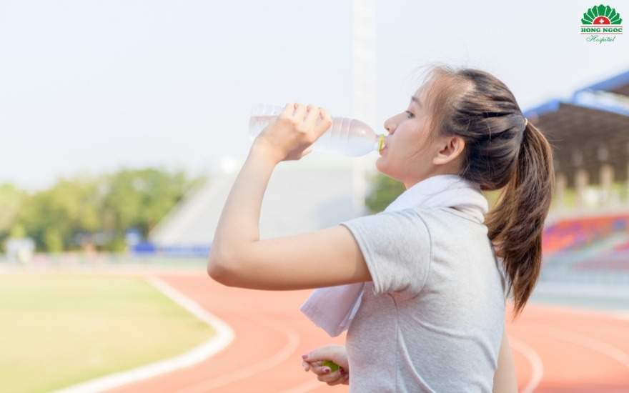 Mất nước âm thầm mùa hè: Dấu hiệu sớm không nên bỏ qua