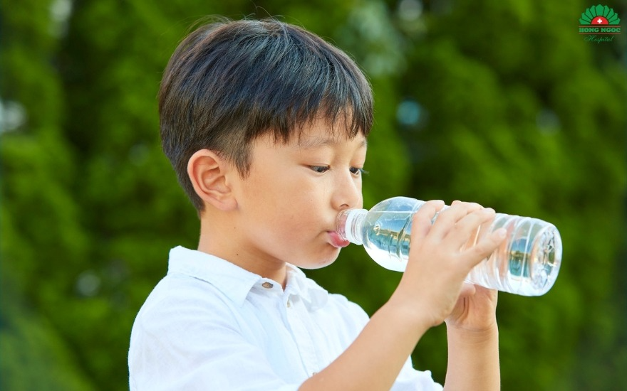Mất nước âm thầm mùa hè: Dấu hiệu sớm không nên bỏ qua