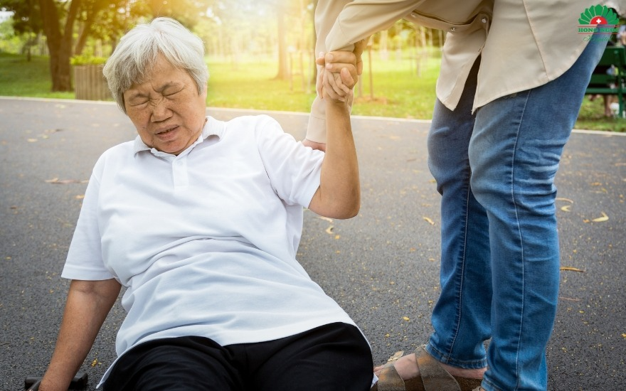 Mất nước âm thầm mùa hè: Dấu hiệu sớm không nên bỏ qua