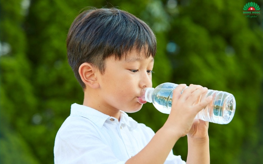 Nên uống đủ nước khi ngồi điều hòa liên tục