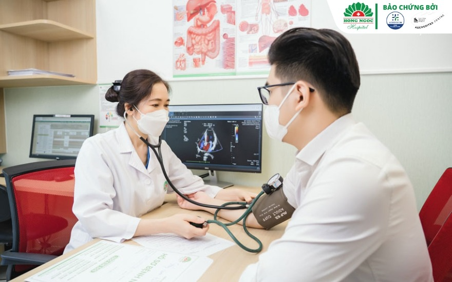Bác sĩ BVĐK Hồng Ngọc đo huyết áp cho bệnh nhân