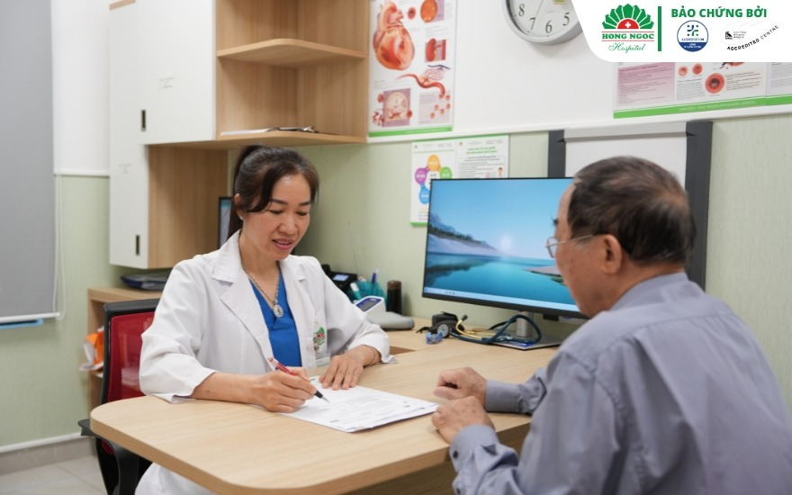 Bác sĩ BVĐK Hồng Ngọc khám cho bệnh nhân