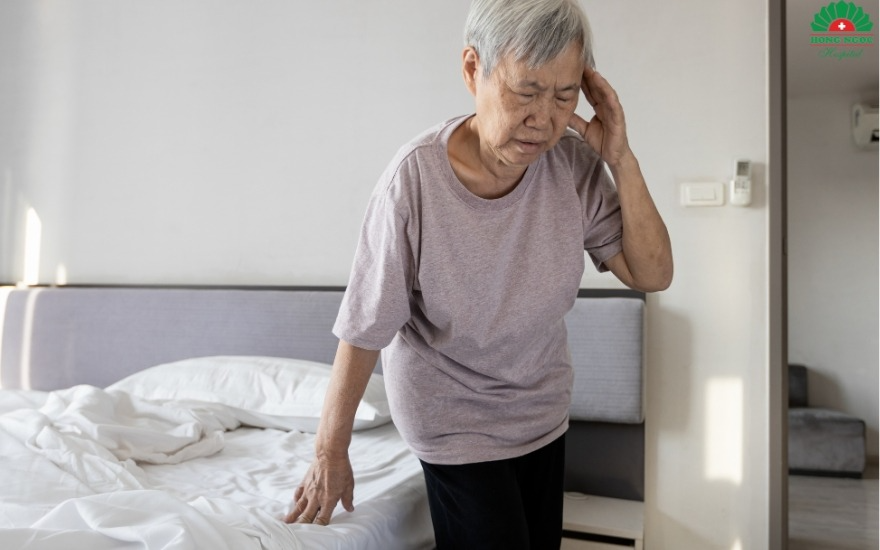 Khó thở tăng nhanh khiến người bệnh phải ngồi để thở