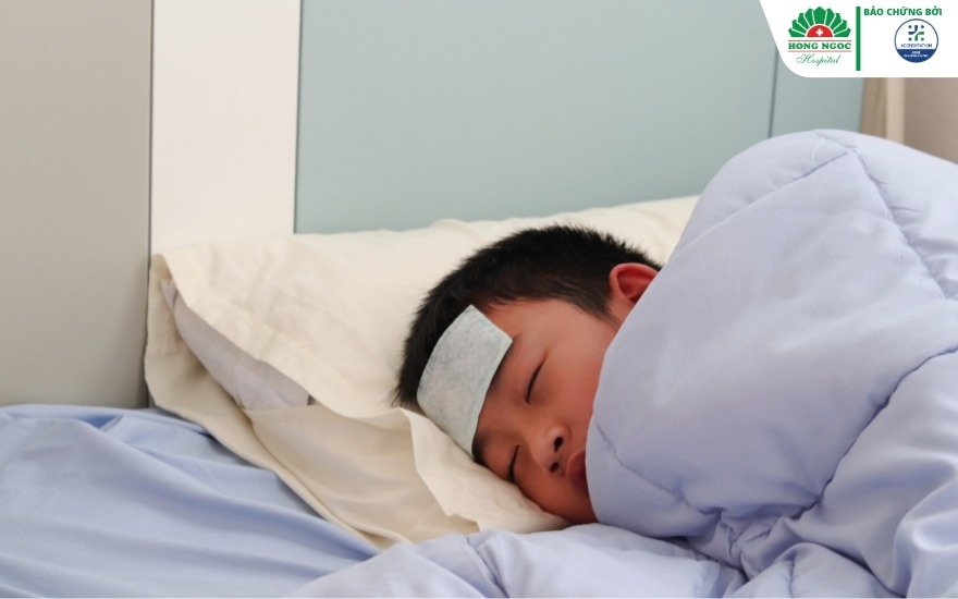 Cần theo dõi nếu trẻ sốt cao kéo dài, li bì, mệt mỏi
